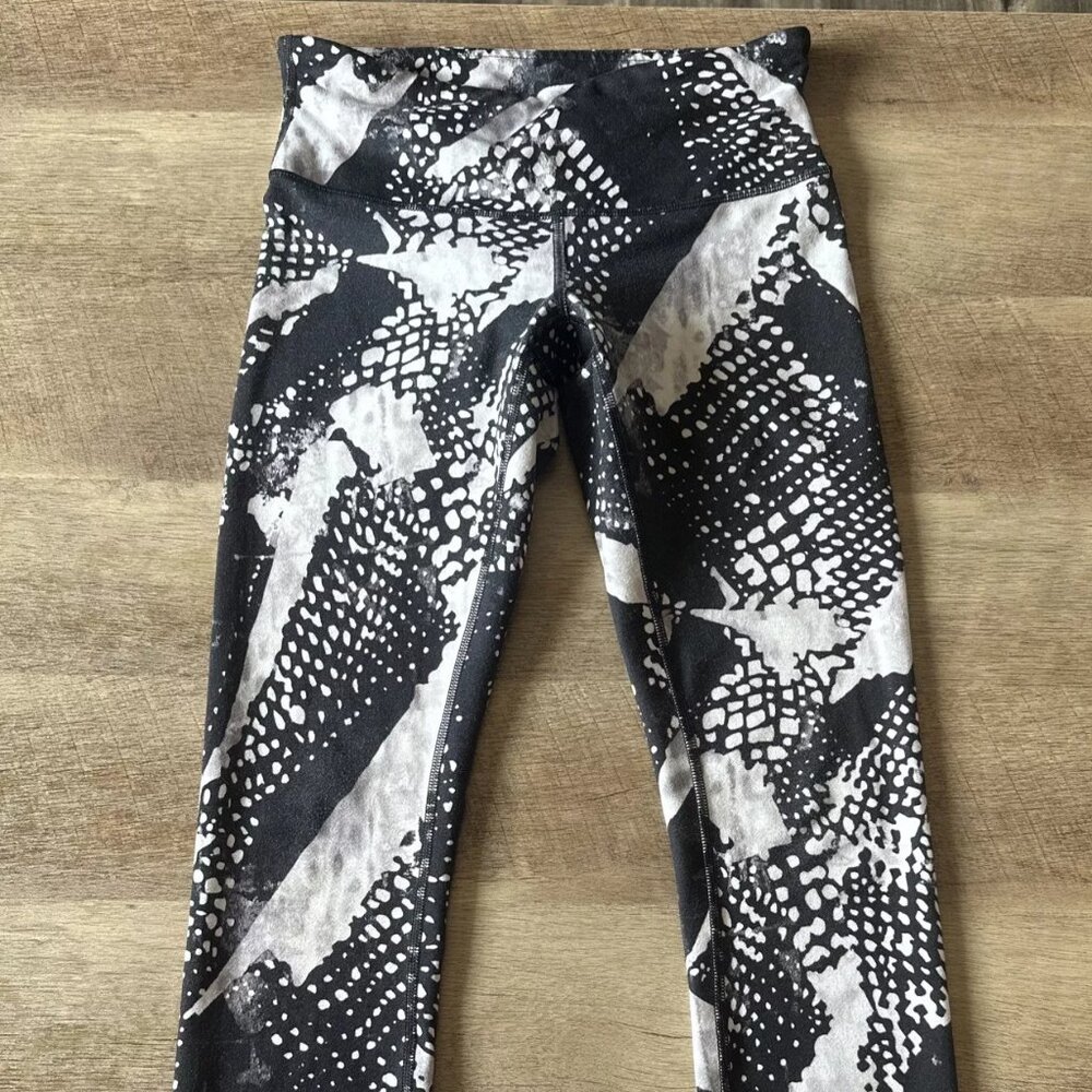 Lululemon Black And Grey Cropped Leggings Size 4